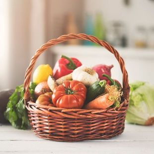 cesta con verduras en la mesa de una cocina